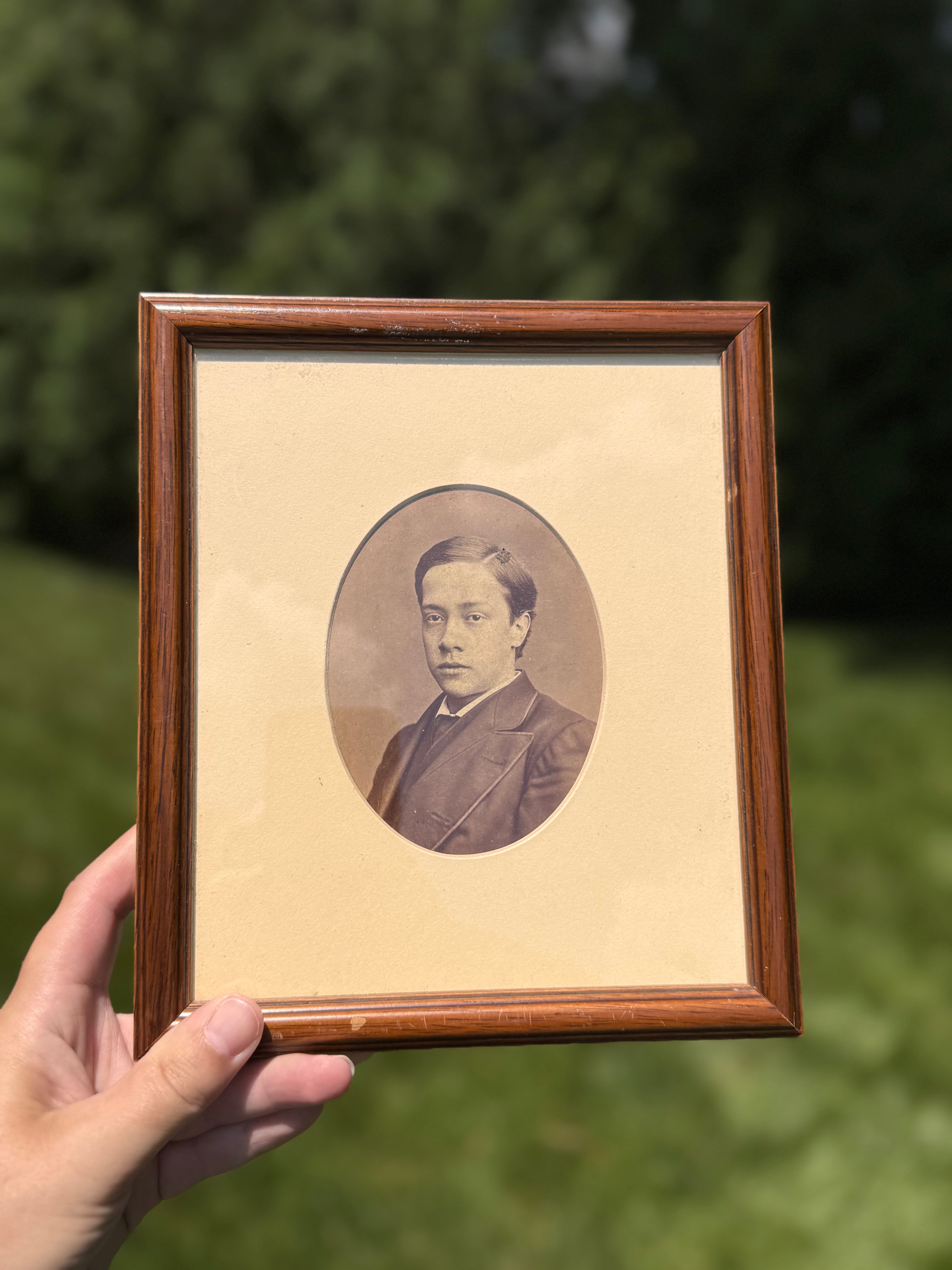 Antique Gentleman Portrait Photograph in Wooden Frame | Victorian Cabinet Card